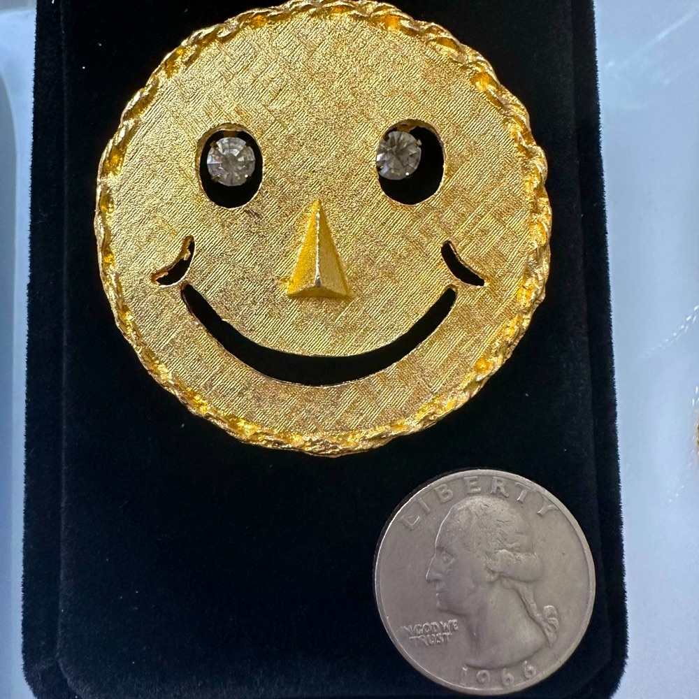 Vintage happy smiley face brooch dangling rhinestone eyes 60s 70s vintage pin - Picture 2 of 3